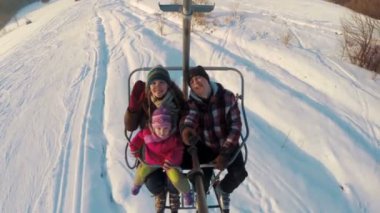 kayakçı aile teleferik ve yapmak selfie sürme