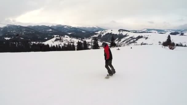 El snowboarder hace el truco sobre el descenso del esquí — Vídeos de Stock
