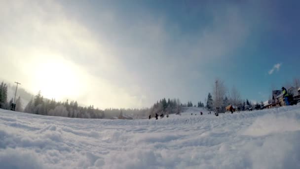 O snowboarder passa perto da câmera neve na câmera — Vídeo de Stock