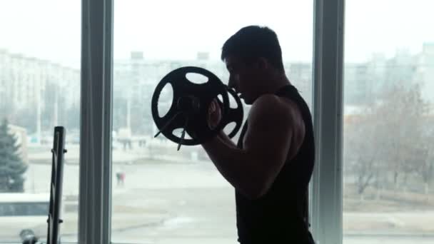 Atleta levanta la barra en el gimnasio — Vídeos de Stock