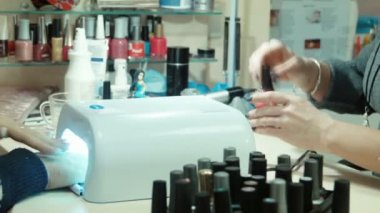 mavi ışık ile çivi makinenin kurutma