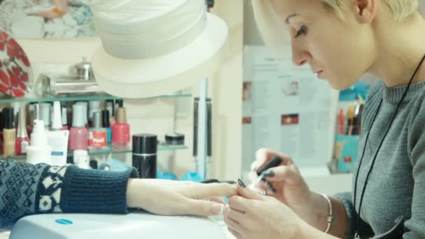 Elegante atraente fêmea fazendo, manicure — Vídeo de Stock