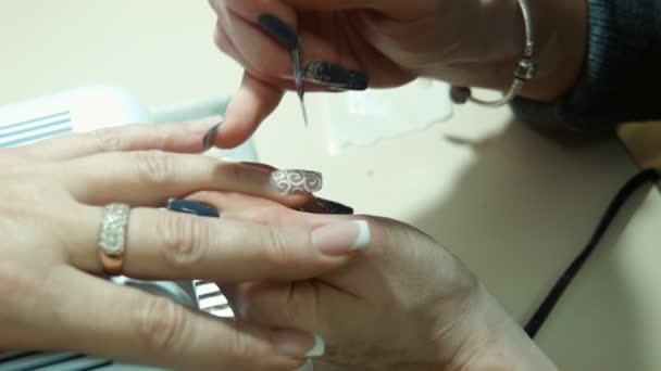 Nail art. Fabbricazione di manicure . — Video Stock