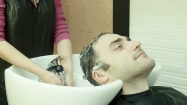 Güzellik Salonu erkekte kafa yıkar