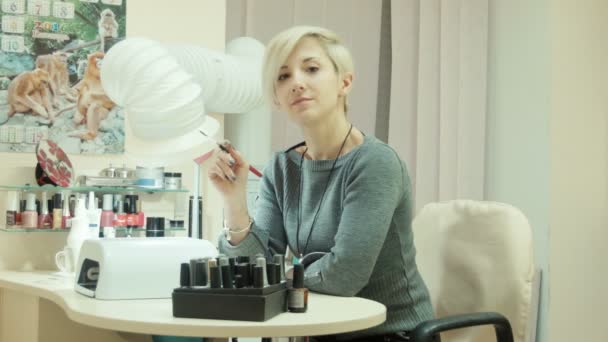 Elegante mujer de moda mirar a la cámara en el salón — Vídeo de stock