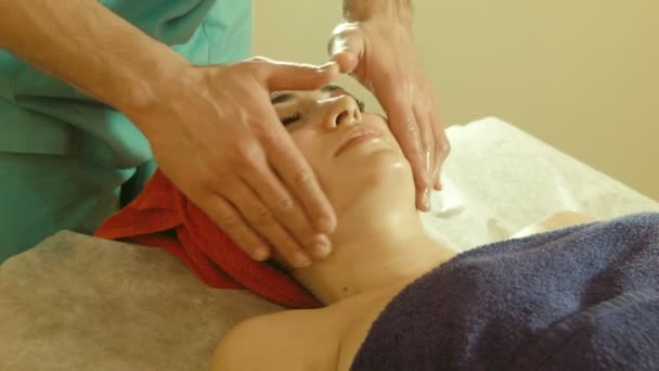 Masculino haciendo masaje a mujer en salón de spa — Vídeo de stock