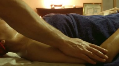 Erkek masaj yapıyor spa salonda eller