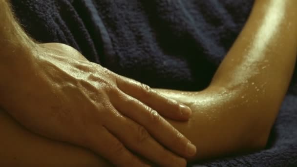 Man doet massage op handen in spa salon — Stockvideo
