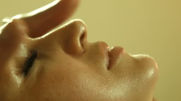 Мужчина делает массаж в спа-салоне — стоковое видео