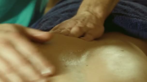 Man doet massage op rug in spa salon — Stockvideo