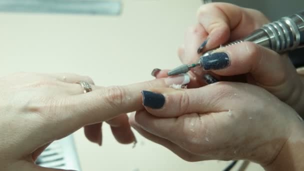 Nagellack mit, Maniküre-Ausrüstung — Stockvideo