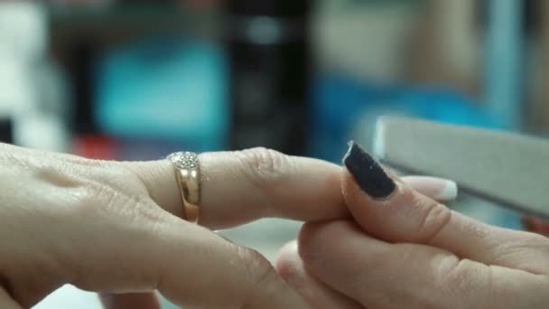 Tratamiento de manicura, proceso de esmalte de uñas — Vídeos de Stock
