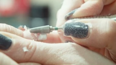 Manikür ekipman ile tırnak cilası