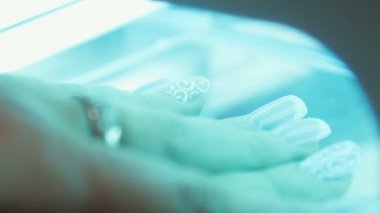 mavi ışık ile çivi makinenin kurutma