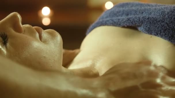 Мужчина делает массаж в спа-салоне — стоковое видео