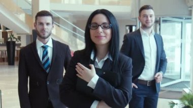 Üç başarılı işadamları kamerada bak