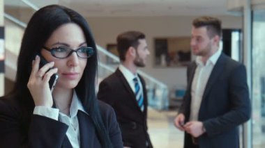 İşadamı kadın telefonla konuşuyor