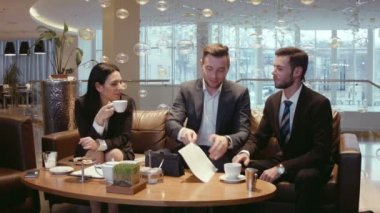 İşadamları kağıtları tartışmak
