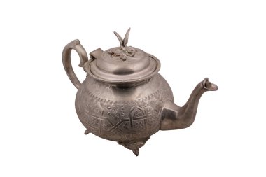 Antika bir bakır su ısıtıcısı. Beyaz arka planda izole edilmiş gümüş. 