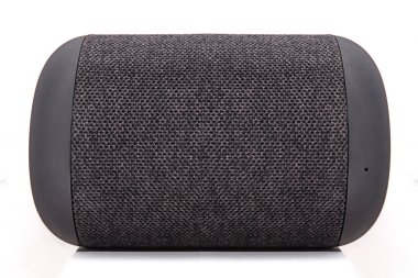 Siyah konuşmacı beyaz arkaplanda izole edildi