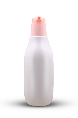 Beyaz arkaplanda izole edilmiş plastik bir şişe.