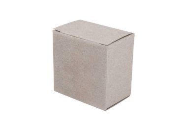 Mini karton kutu beyaz arkaplanda izole