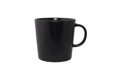 Bir fincan kahve ve beyaz arka planda kahverengi kenarlı yuvarlak mantar paspası. 