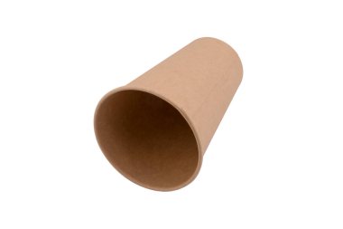 Geri dönüştürülmüş kağıt - beyaz arkaplanda izole edilmiş karton bardak 