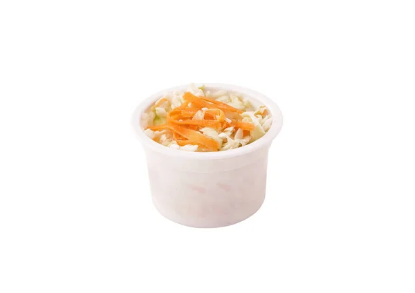 Plastik kapta lahana salatası salatası. Beyaz arka planda izole edilmiş.