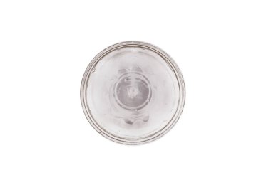 Beyaz arka planda izole edilmiş kubbe kapaklı fincan kekinin plastik paketi