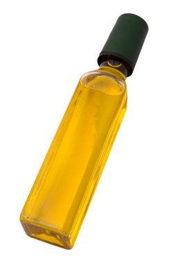 Beyaz arka planda izole edilmiş zeytin ve ayçiçeği yağı veya şarap şişesi
