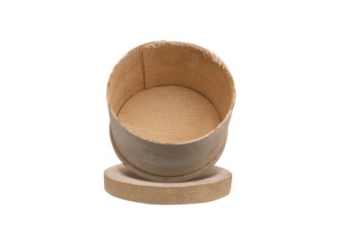 Beyaz arka planda izole edilmiş doğal ahşap yuvarlak kutu
