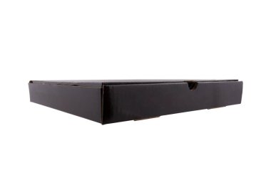 Beyaz arka planda izole edilmiş boş siyah pırıl pırıl kare pizza kutusu.