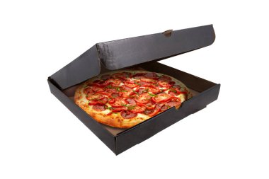 Beyaz arka planda izole edilmiş boş siyah pırıl pırıl kare pizza kutusu.