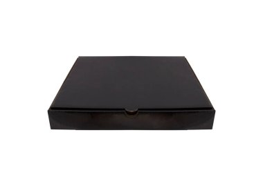Beyaz arka planda izole edilmiş boş siyah pırıl pırıl kare pizza kutusu.