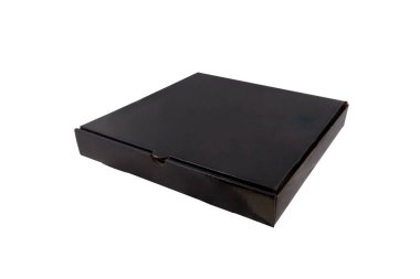 Beyaz arka planda izole edilmiş boş siyah pırıl pırıl kare pizza kutusu.