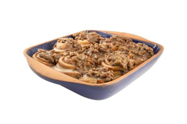 Beyaz arkaplanda ev yapımı tarçınlı çörekler