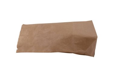 Beyaz arkaplanda kahverengi kese kağıdı izole 