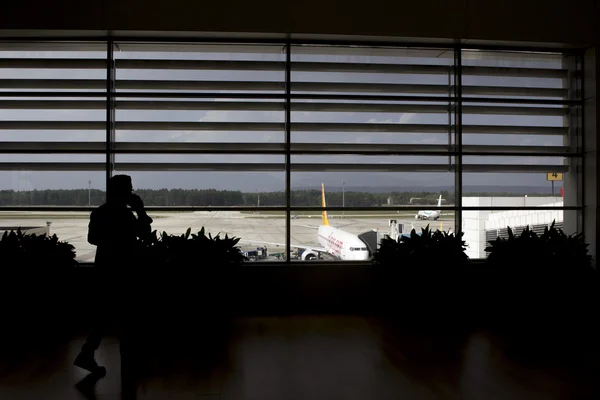 Aeropuerto de Antalya ANTALYA, Turquía, 3 de marzo de 2016, silueta de pasajeros en sala de espera de Pegasus — Foto de Stock