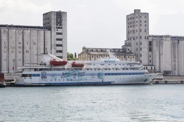 ISTANBUL, TURKEY, 26 Nisan 2016: MV Mavi Marmara yolcu gemisi Haydarpaşa Limanı 'na yanaştı, gemi 115' ten fazla ülkede faaliyet gösteren bir Türk STK olan İHH 'ya ait..