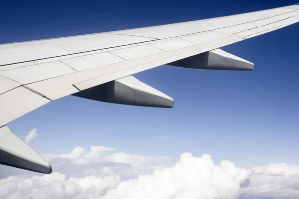 Vliegtuig vleugel boven de wolken — Stockfoto