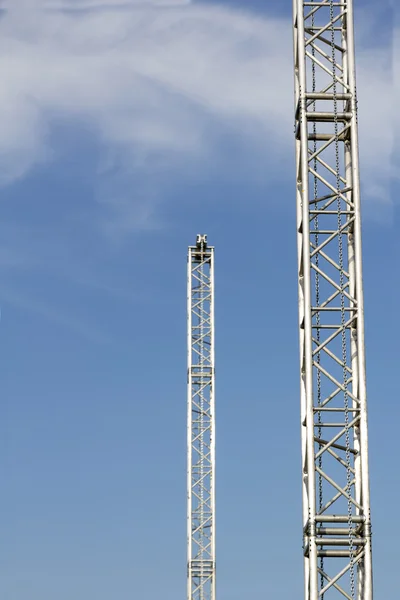 Építési vázszerkezet tornyok kék ég háttér — Stock Fotó
