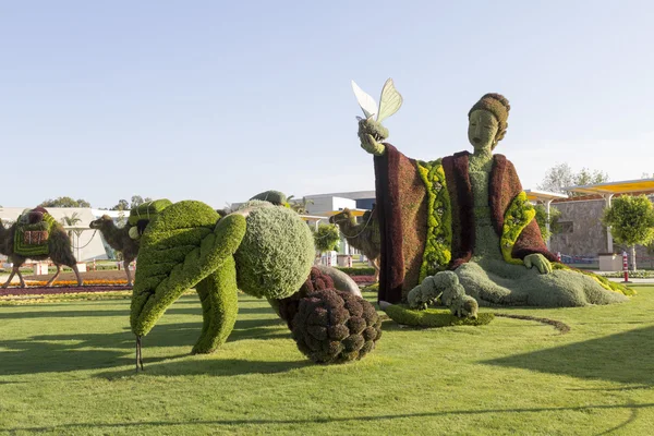 Große Tierstatuen, bedeckt mit lebenden Pflanzen und Blumen Stockbild