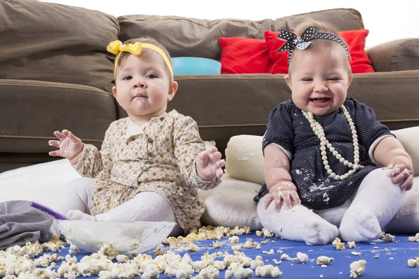 Unordentliches Essen Füttert Babys Mit Popcorn Und Joghurt Stockbild