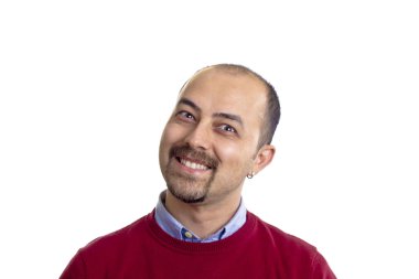 mutlu genç adam kameraya gülümseyen izole