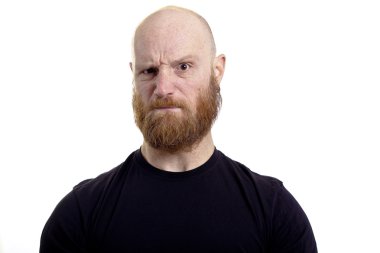 Beyaz arka plan üzerinde izole kötü düşünceleri ile kızgın kötü adam