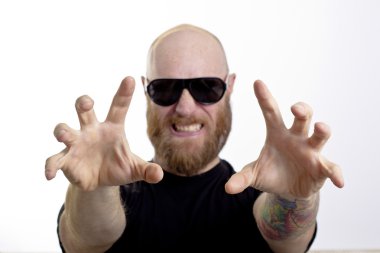 Sen beyaz arka plan üzerinde izole kapma kızgın, korkutucu adam