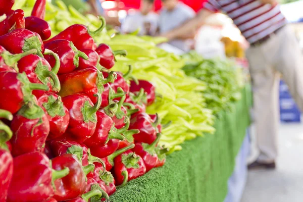 Red sweet peppers on market — Stock Photo, Image