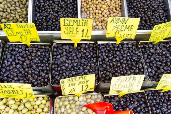 Black and green olives on market — Stock Photo, Image