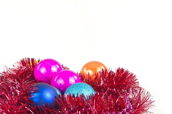 Vánoční dekorace vánoční strom koule izolovaných na bílém pozadí — Stock fotografie